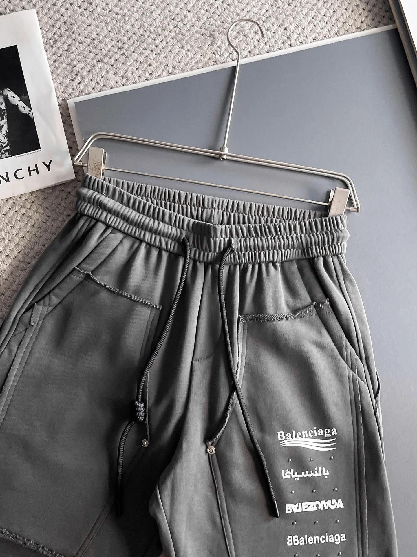 Balenciaga's three-standard complete 2025 summer New Arrival men's casual shorts, advanced custom-made Breathable fabric, Breathable fabric, extremely stretchy and comfortable, impeccable details, top-grade accessories, original logo design concept, delicate and soft feel! The upper body fit is awesome! Size: M-XXXL Please state your height and weight when ordering